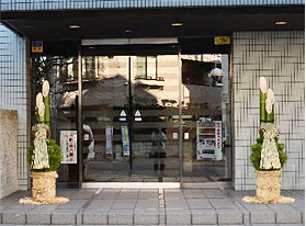 お正月にはエントランスに松飾りを飾ります。